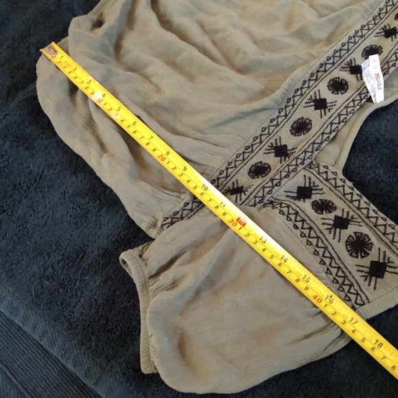 Mudd bohemian embroidered elastic hems short sleeved crinkly lightweight top - Picture 8 of 11